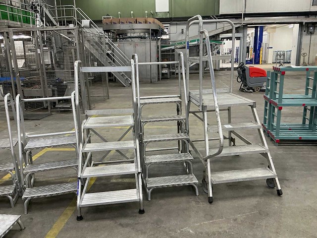 Diverse trappen en opstapjes (7x) - afbeelding 3 van  3