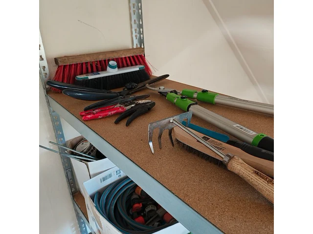 Diverse tuin materiaal, inclusief stelling - afbeelding 1 van  4