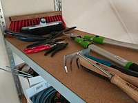 Diverse tuin materiaal, inclusief stelling