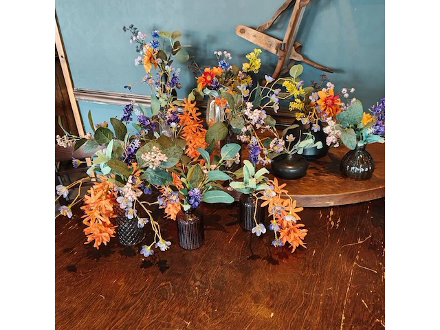 Diverse vaasjes met kunststof bloemen - afbeelding 1 van  4