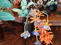Diverse vaasjes met kunststof bloemen - afbeelding 2 van  4