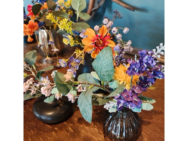 Diverse vaasjes met kunststof bloemen - afbeelding 3 van  4