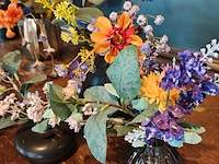 Diverse vaasjes met kunststof bloemen - afbeelding 3 van  4