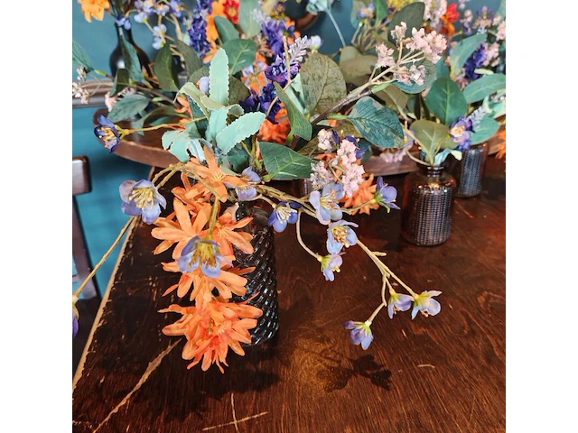 Diverse vaasjes met kunststof bloemen - afbeelding 4 van  4