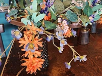 Diverse vaasjes met kunststof bloemen - afbeelding 4 van  4