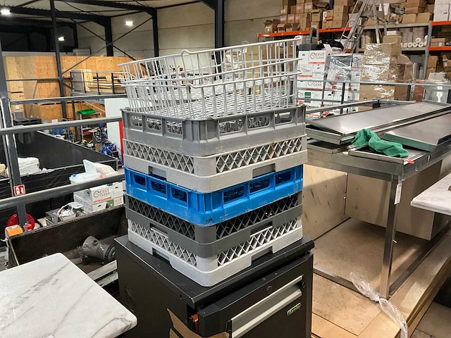 Diverse vaatwaskorven en vaatwasmanden - afbeelding 1 van  9