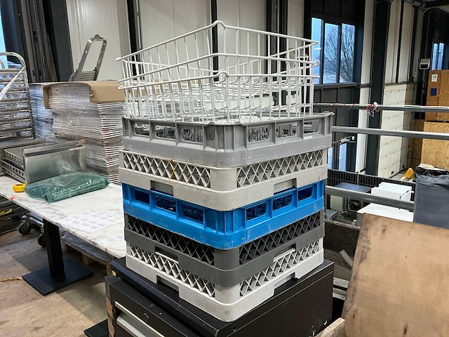 Diverse vaatwaskorven en vaatwasmanden - afbeelding 2 van  9