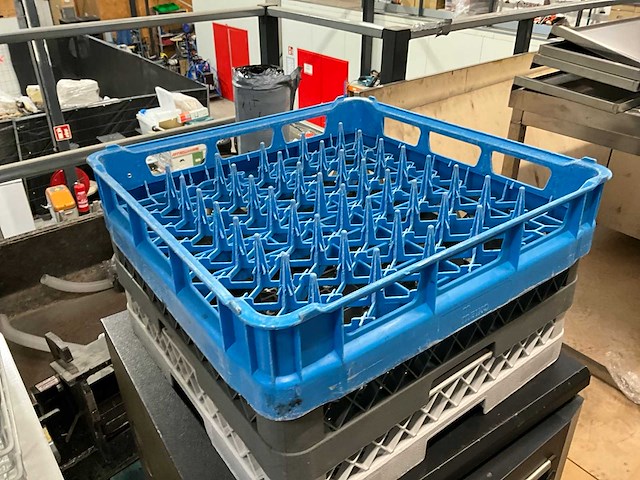 Diverse vaatwaskorven en vaatwasmanden - afbeelding 6 van  9