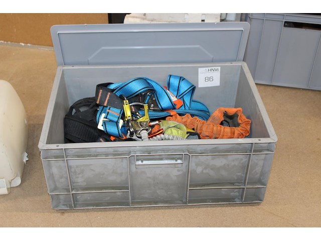 Diverse valbeveiliging in krat w.o. tracel. - afbeelding 1 van  3