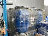 Diverse vaten en bidons - afbeelding 2 van  4