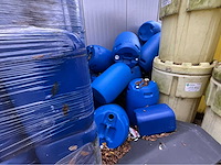 Diverse vaten en bidons - afbeelding 3 van  4