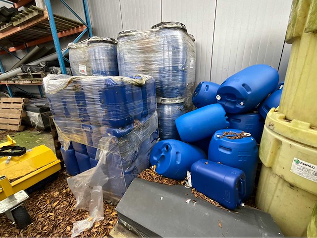 Diverse vaten en bidons - afbeelding 4 van  4