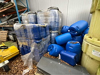 Diverse vaten en bidons - afbeelding 4 van  4