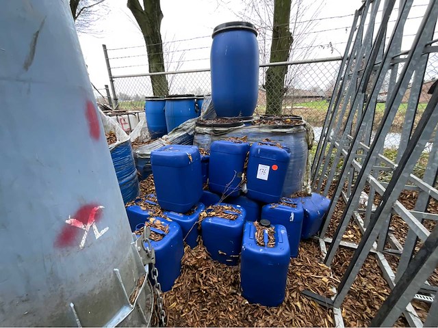 Diverse vaten en bidons - afbeelding 1 van  3