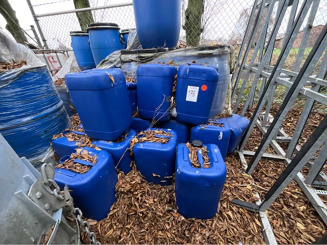 Diverse vaten en bidons - afbeelding 2 van  3