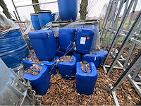 Diverse vaten en bidons - afbeelding 2 van  3