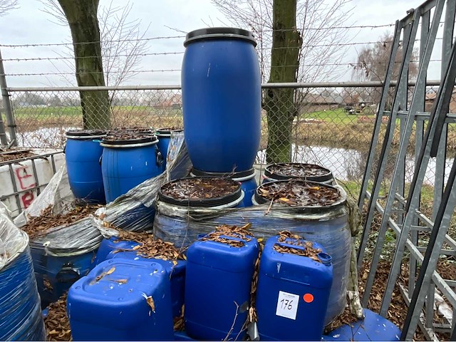 Diverse vaten en bidons - afbeelding 3 van  3