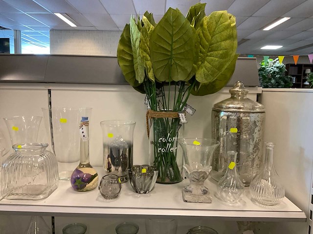 Diverse vazen en decoratie - afbeelding 8 van  11