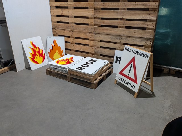 Diverse veiligheidsborden brandoefening - afbeelding 1 van  8
