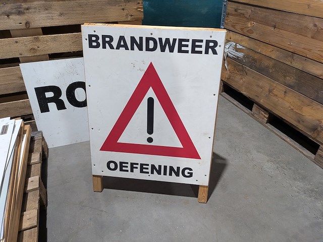 Diverse veiligheidsborden brandoefening - afbeelding 4 van  8