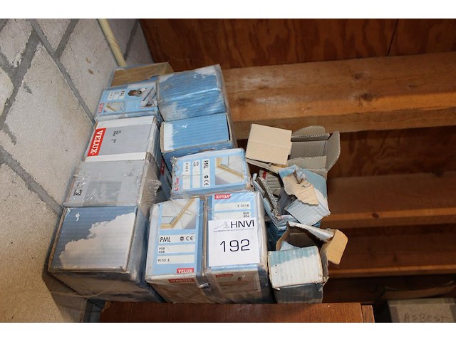 Diverse velux producten op kast w.o. tml 408 en pal601, totaal 14 verpakkingen. - afbeelding 1 van  2