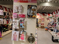 Diverse verkleedaccessoires w.o. ridder, prinses en make-up. - afbeelding 1 van  2