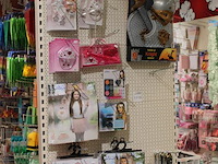 Diverse verkleedaccessoires w.o. ridder, prinses en make-up. - afbeelding 2 van  2