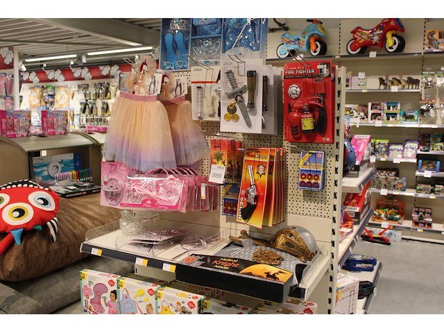 Diverse verkleedproducten w.o. prinses, ridder en sheriff. op en aan schap. - afbeelding 1 van  4