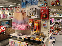 Diverse verkleedproducten w.o. prinses, ridder en sheriff. op en aan schap. - afbeelding 1 van  4