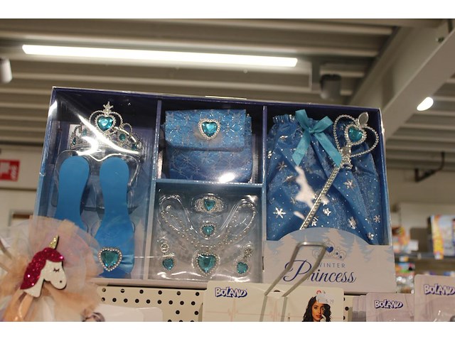 Diverse verkleedproducten w.o. prinses, ridder en sheriff. op en aan schap. - afbeelding 2 van  4