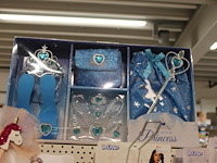 Diverse verkleedproducten w.o. prinses, ridder en sheriff. op en aan schap. - afbeelding 2 van  4