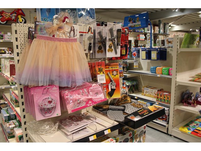 Diverse verkleedproducten w.o. prinses, ridder en sheriff. op en aan schap. - afbeelding 3 van  4