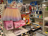 Diverse verkleedproducten w.o. prinses, ridder en sheriff. op en aan schap. - afbeelding 3 van  4