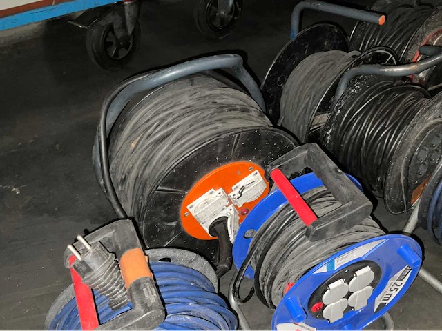 Diverse verlengkabel op haspel (9x) - afbeelding 6 van  8