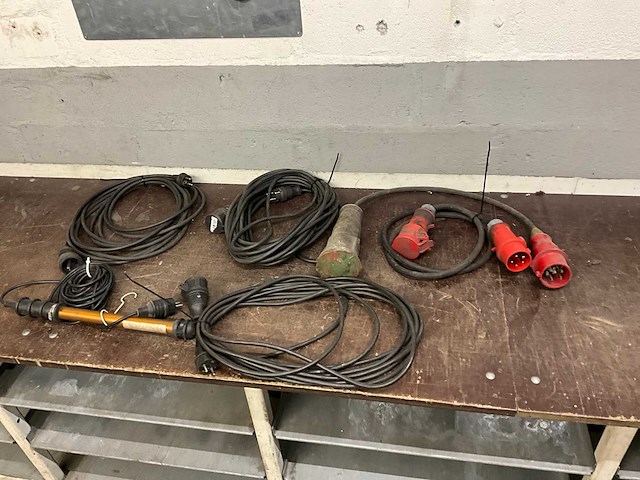Diverse verlengkabels en krachtstroomstekkers (5x) - afbeelding 1 van  6