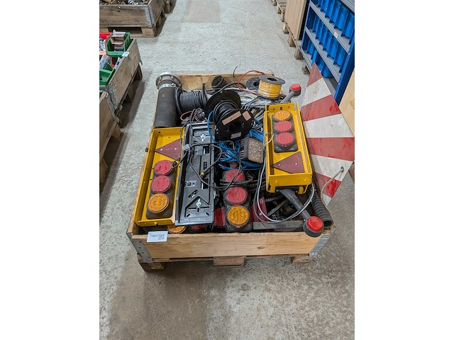 Diverse verlichting en bekabeling - afbeelding 1 van  11