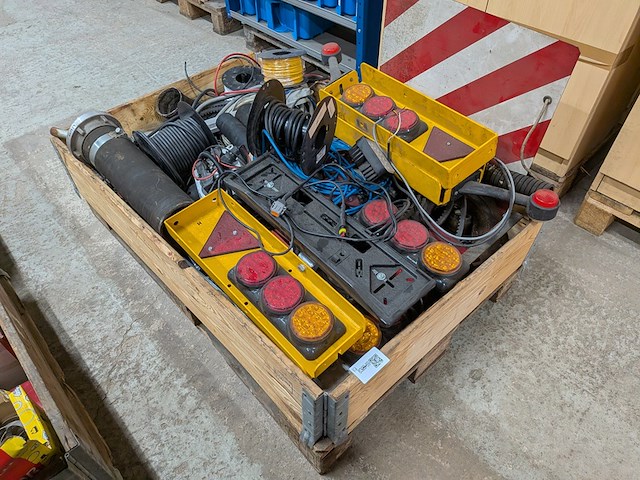 Diverse verlichting en bekabeling - afbeelding 4 van  11