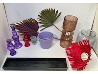Diverse verpakkingsmaterialen, decoratie artikelen, papieren draagtassen en kartonnen dozen