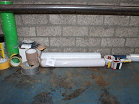 Diverse verpakkingsmaterialen w.o. sealfolie, tape en tyraps. - afbeelding 1 van  3