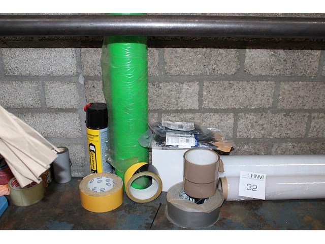 Diverse verpakkingsmaterialen w.o. sealfolie, tape en tyraps. - afbeelding 2 van  3