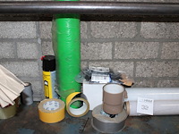 Diverse verpakkingsmaterialen w.o. sealfolie, tape en tyraps. - afbeelding 2 van  3