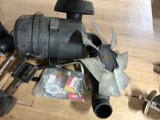 Diverse voertuig onderdelen - afbeelding 2 van  6