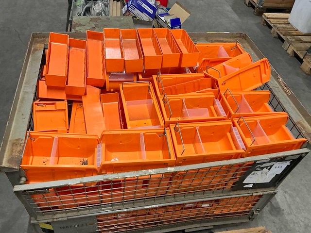 Diverse voorraad grijpbakken - afbeelding 2 van  3