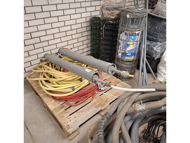 Diverse waterslangen en 2x standleiding water - afbeelding 1 van  9