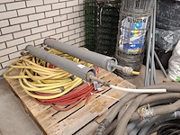 Diverse waterslangen en 2x standleiding water - afbeelding 1 van  9