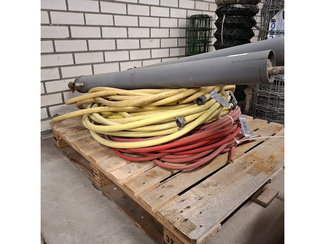 Diverse waterslangen en 2x standleiding water - afbeelding 7 van  9