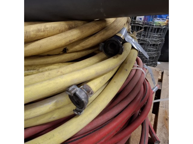 Diverse waterslangen en 2x standleiding water - afbeelding 8 van  9