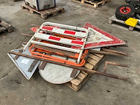 Diverse wegbewijzeringsborden - afbeelding 1 van  3