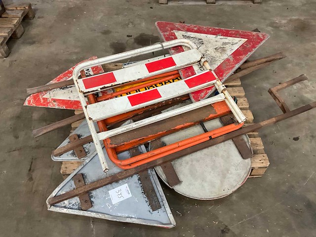 Diverse wegbewijzeringsborden - afbeelding 2 van  3