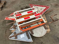 Diverse wegbewijzeringsborden - afbeelding 2 van  3